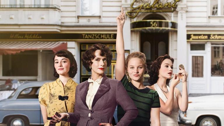 "Ku�damm 56",
Helga Sch�llack (Maria Ehrich), Caterina Scho?llack (Claudia Michelsen), Monika Sch�llack (Sonja Gerhardt), Eva Sch�llack (Emilia Sch�