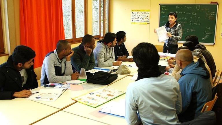 Deutschkurs im �bergangswohnheim f�r Fl�chtlinge.