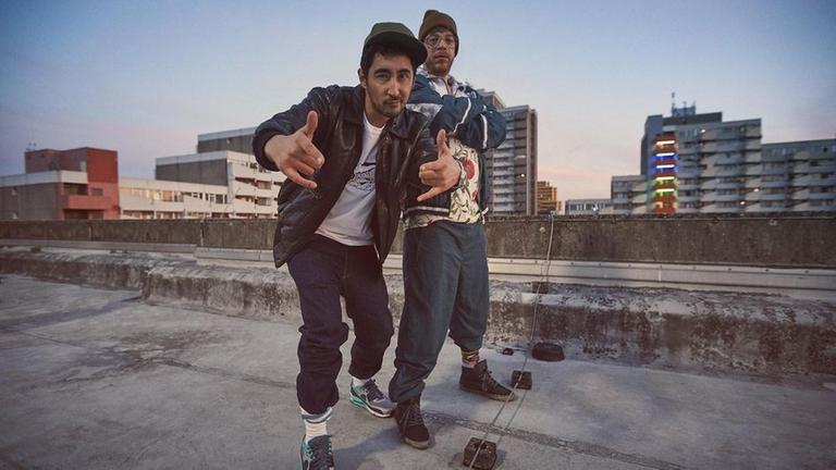 "BLOCKBUSTAZ" spielt in einem K�lner Plattenbau. Hier leben Sol (Eko Fresh), seine Freundin Jessica und sein verplanter Kumpel Hardy (Sascha Reimann). Von nichts und niemanden lassen sie sich unterkriegen. Wenn mal wieder etwas schiefgeht, packen sie es an, wenn auch auf ihre ganz eigene Art und Weise.