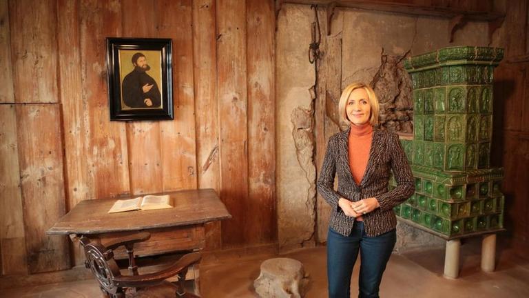 Im Lutherzimmer auf der Wartburg: Petra Gerster beim Dreh.
