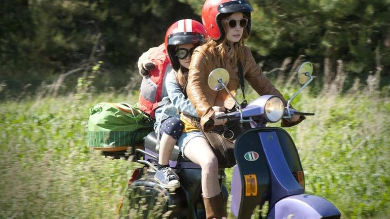 Immer unter Strom: Lotta (Josefine Preu�) bringt Lilo (Clo� Heinrich) mit dem Motorroller zu ihrem Vater.