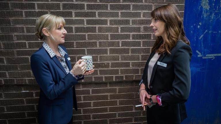 DC Janet Scott (Lesley Sharp, l.) und Rachel Bailey (Suranne Jones, r.) unterhalten sich bei Kaffee und Zigarette vor dem Polizeirevier. Beide bewerben sich f�r die Bef�rderung zum Sergeant in ihrer Abteilung.