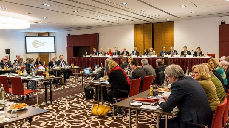 ZDF-Fernsehratssitzung, Berlin 04.03.2016, Podium: Dr. Gottfried Langenstein, Dr. Peter Frey, Prof. Dr. Marie B�hmer, Jan Holub, Ruprecht Polenz, Dr. Thomas Bellut, Petra Maria M�ller, Karin Brieden, Dr. Norbert Himmler, Dr. Andreas Bereczky, Peter Weber, Meike Painter