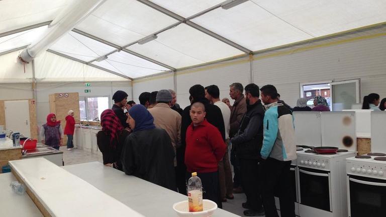 Weil es an richtigen Unterk�nften fehlt, werden viele Fl�chtlinge im Landkreis Konstanz  in Notunterk�nften untergebracht.