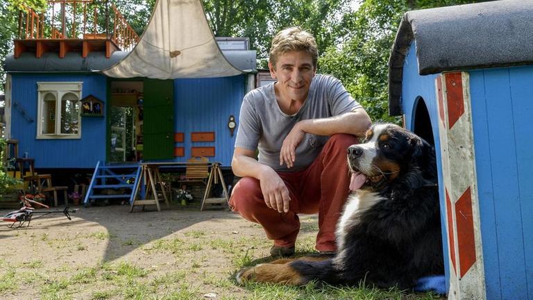 Fritz Fuchs (Guido Hammesfahr) und sein bester Kumpel Keks am Bauwagen.