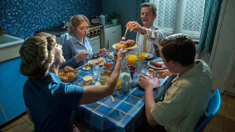 "Esst reichlich!" - Die Fresswelle h�lt Einzug am Esstisch der Familie M�ller in den 50er Jahren.  Mutter  (Ruth Blauert, l.), Vater (Michael Kessler, 2.v.r.), Tochter (Lilian Prent, 2.v.l.) und Sohn (Benedict Jacob, r.) bei der gemeinsamen Mahlzeit.