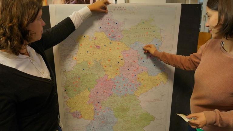 Die Autorinnen haben s�mtliche 295 Landkreise, kreisfreie St�dte oder andere zust�ndigen Stellen in Deutschland angefragt, um herauszubekommen, wie viel diese f�r die Erst-Unterbringung der Fl�chtlinge ausgeben.