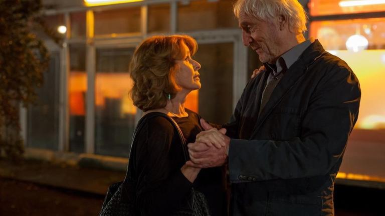 Betty (Senta Berger) und Peter (G�nther Maria Halmer) verlassen die Party.