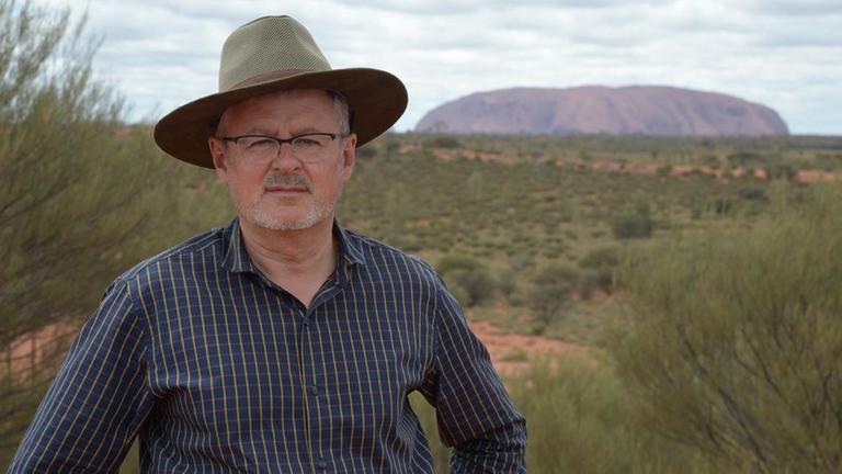 Sir Christopher Clark beim heiligen Berg Uluru.