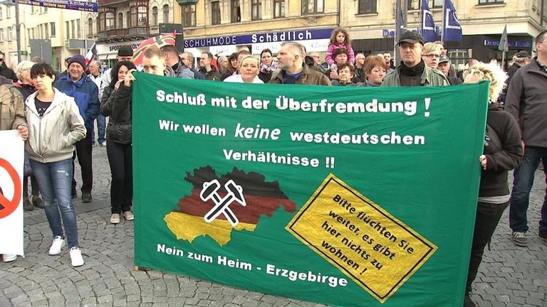 Demonstration in Aue, Erzgebirge. Die Veranstaltung ist von der NPD angemeldet, doch offenbar erreicht der Aufruf auch "Wutb�rger".