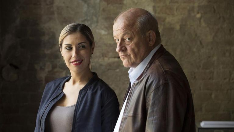 Aylin (Senna Gammour) ist sich ihrer Kompetenz bewusst. Paul (Leonard Lansink) sieht das eher kritisch.