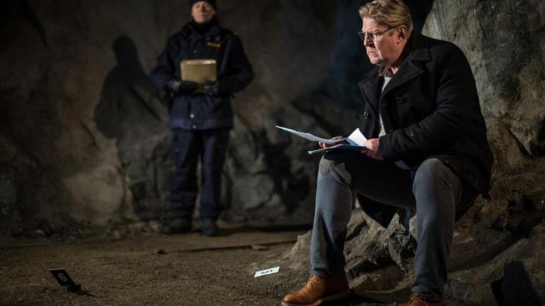 Sebastian Bergman (Rolf Lassg�rd) bei Ermittlungen an einem Leichenfundort.
