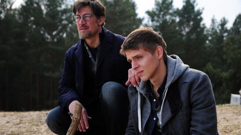 Claus (Tobias Moretti, l.) und Sohn Sebastian (Merlin Rose, r.) besuchen den Ort, an dem die Leiche des damals zw�lfj�hrigen Hannes gefunden wurde. Sebastian bricht zusammen, hat aber auch eine Idee.