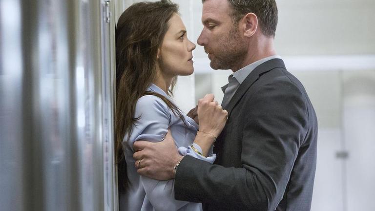 Zwischen Paige (Katie Holmes, l.) und Ray Donovan (Liev Schreiber, r.) spr�hen die Funken.