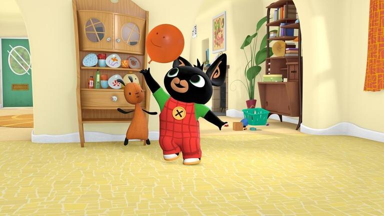 Bing (vorne) und Flop (hinten) spielen mit "Ballongi", wie Bing den Luftballon genannt hat.