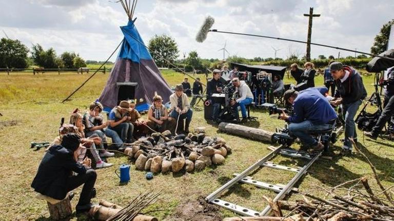 Dreharbeiten am Lagerfeuer. 
"Winnetous Sohn" wird zur H�lfte in Schleswig-Holstein und in Sachsen-Anhalt produziert.
in Verbindung mit der Sendung bei Nennung ZDF/Stefan Erhard