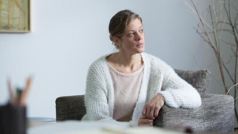 Im Arztzimmer erz�hlt Toni (Marie B�umer) von Peter und ihrem Onkel.