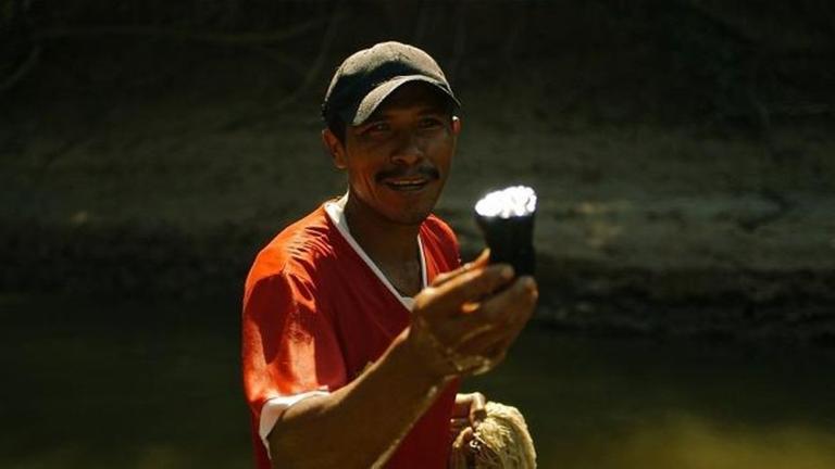 Henrys, Bewohner von Tamaquito, findet beim Fischen im Fluss ein St�ck Kohle aus dem n�her r�ckenden Tagebau.
in Verbindung mit der Sendung bei Nennung ZDF/B�rres Weiffenbach