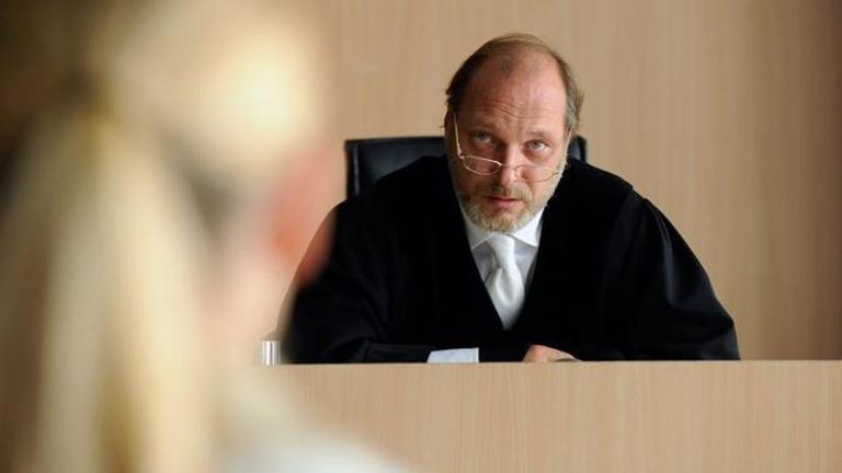 Koller bringt Carola dazu sich selbst zu belasten.