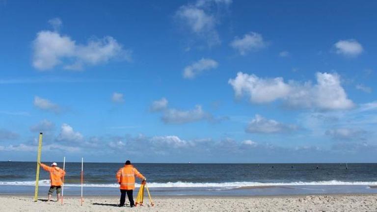 Die Vermessungstechnik ist auch am Meer wichtig.