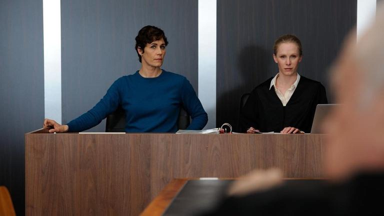 Emma (Nina Kunzendorf, l.) wird vor Gericht angeklagt. Rechtsanw�ltin Dr. Will (Susanne Wuest, r.) steht der Hebamme beratend und unterst�tzend zur Seite.