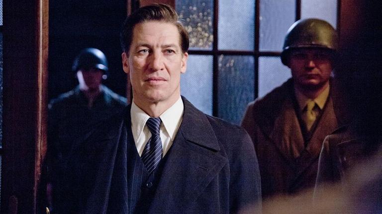 Im Zeugenhaus steht Rudolf Diels (Tobias Moretti) als einziger Gast unter Zimmerarrest, (unbekannte Kleindarsteller hinten).