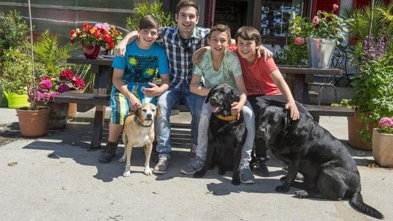 Die drei Jungs vom Haustiercamp 2015. Erik, Jonas und Fynn mit Moderator Sebastian Meinberg. Sie w�nschen sich alle ein Haustier doch ihre Eltern sind noch dagegen. Im Haustiercamp haben sie die Chance, sie vom Gegenteil zu �berzeugen.