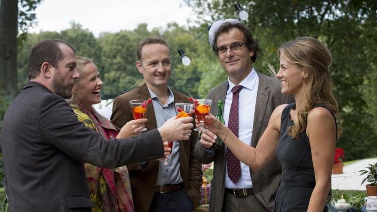 Maja (Janna Striebeck, r.) feiert ihren Geburtstag mit ihren Freunden Jan (Joachim Raaf, 2.v.r.), Hans  (Peter Jordan, M.), Jule (Karoline Eichhorn, 2.v.l.) und ihrem Mann Florian (Martin Lindow, l.).