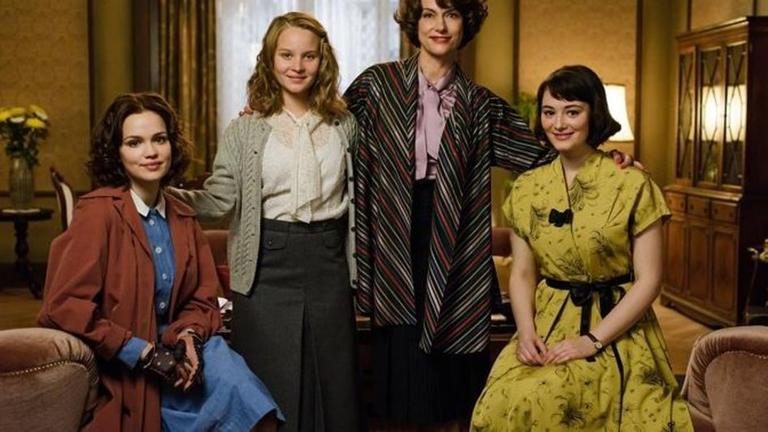 Caterina Sch�llack (Claudia Michelsen, 2.v.r.) mit ihren T�chtern Eva Sch�llack (Emilia Sch�le, l.), Monika Sch�llack (Sonja Gerhardt, 2.v.l.) und Helga Sch�llack (Maria Ehrich, r.) im Wohnzimmer der gemeinsamen Wohnung.
in Verbindung mit der Sendung bei Nennung ZDF/Stefan Erhard