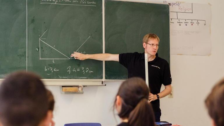 Karsten Markus Schnabel erkl�rt ein Mathematik-Thema an der Tafel.