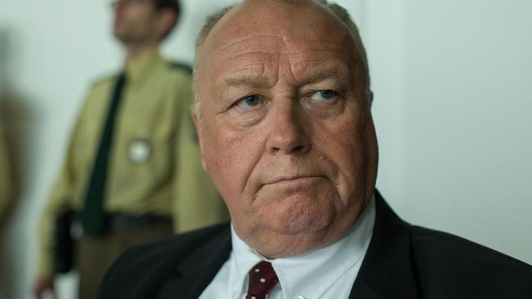 Uli Hoene� (Thomas Thieme) vor Gericht in M�nchen.