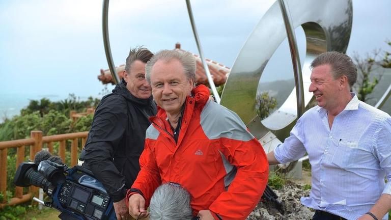 Wolfgang Herles und Kameramann Thomas Rebholz bei Dreharbeiten im Taifun auf Okinawa.