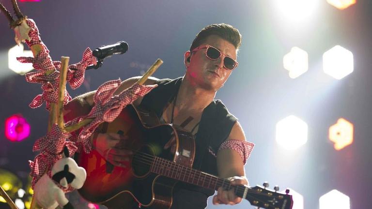 Andreas Gabalier spielt Gitarre.
