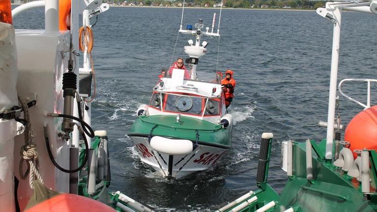 Nach dem Einsatz kehrt das Tochterboot zur�ck an seine Warteposition auf dem Heck der �Berlin�