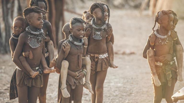 Das Geheimnis der menschlichen Evolution vermuten Forscher in unserer langen Kindheit.