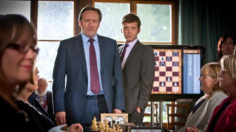 Barnaby und Jones (Neil Dudgeon, Jason Hughes) ermitteln unter leidenschaftlichen Schachspielern.