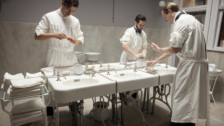 Desinfektion vor einer OP im Jahr 1900: Dr. Thackery, Dr. Bertie Chickering und Dr. Gallinger (v.l.n.r. Clive Owen, Michael Angarano, Eric Johnson).