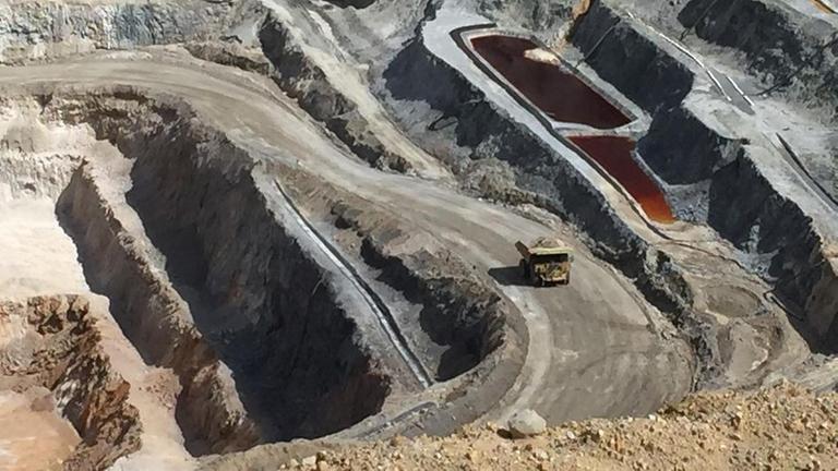 Riese LKW mit einer Ladekapazit�t von 250 Tonnen. In der Goldgrube von Yanacocha sehen sie aus wie kleine Matchbox-Autos.