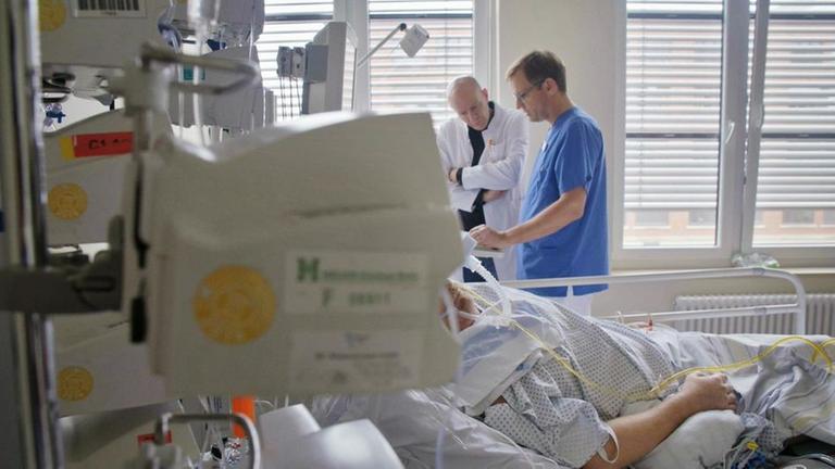 Das Sterben geh�rt zum Leben: Gemeinsam entscheiden die �rzte, wann die Ger�temedizin dem Patienten nicht mehr helfen kann und ob er auf die  Palliativstation verlegt werden soll.