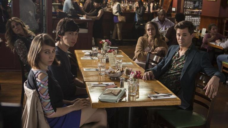 Hannah verabschiedet sich bei einem Jazz-Brunch von ihren Freunden (von links nach rechts): Shoshanna (Zosia Mamet), Adam (Adam Driver), Evie (Rita Wilson), Jessa (Jemima Kirke) und Elijah (Andrew Rannells).