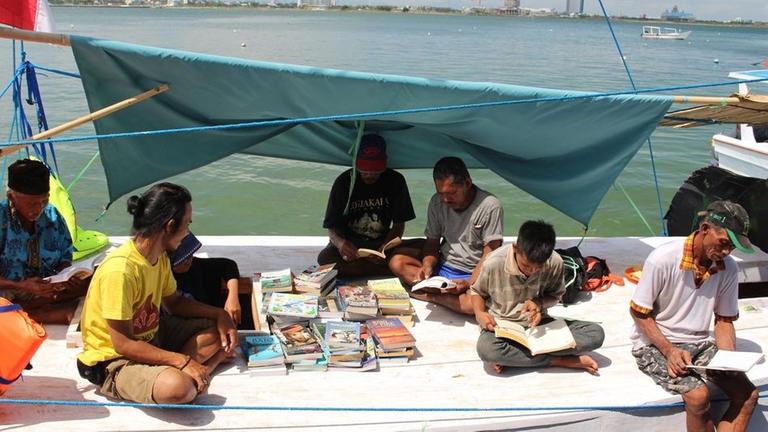 Ein B�chereiboot bringt B�cher auf die Inseln