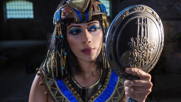 Kleopatra stehen schon im 1. Jahrhundert nach Christus zahlreiche Farben f�r ihr Augen-Make-up zur Verf�gung.