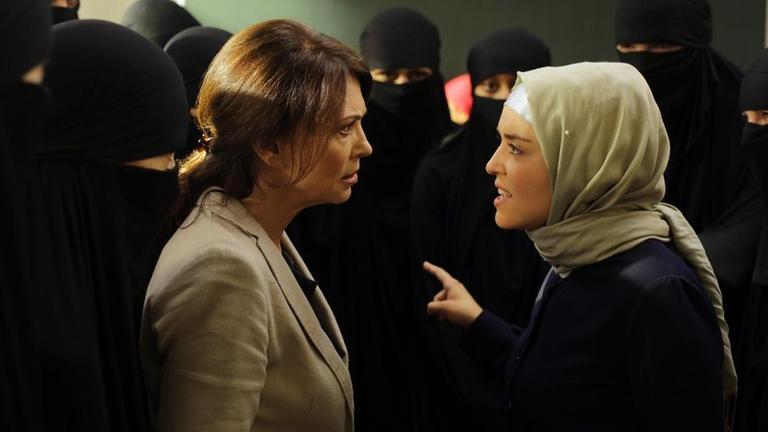 Die Nerven von Eva (Iris Berben, l.) und Sevda (Ava Celik, r.)  sind gespannt. Es kommt zum Streit.