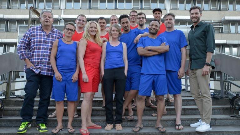 Team Blau und Team Rot zusammen mit dem Konflikt-Experten Christopher Lesko (l.) und dem Moderator Jochen Schropp (r.).