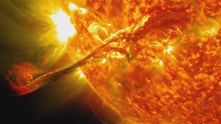 Die Sonne ist ein feuerspuckender Gigant aus gl�hend hei�em Plasma. Dass sich angesichts dieser Bedrohung Leben auf der Erde entwickeln konnte, gleicht einem Wunder.
