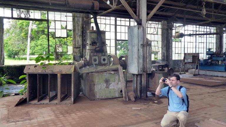 Peter Stamm in einer ehemaligen Fertigungshalle in Fordlandia