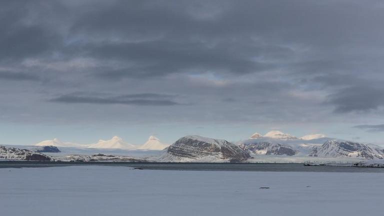Schneebedeckte Berge und Gletscher auf Spizbergen 