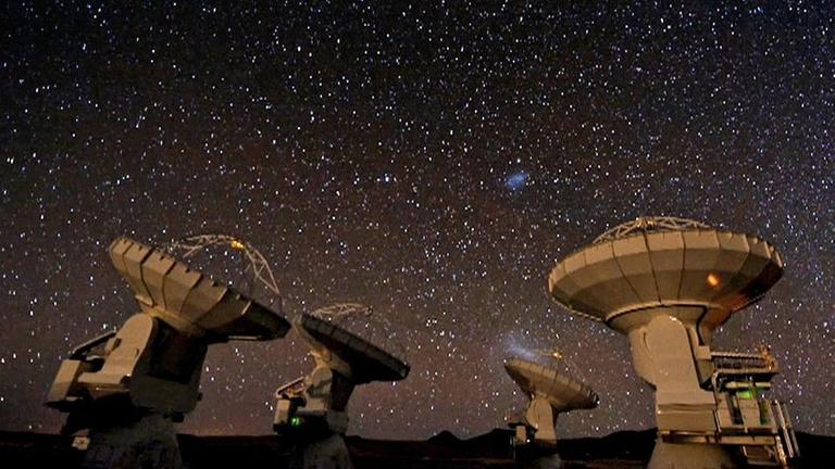 Teleskope vor Sternenhimmel