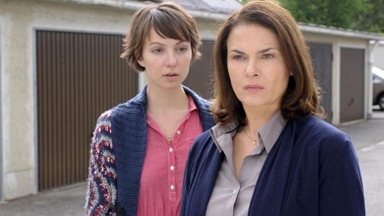 Miriam(Julia Koschitz, li.) und Lene (Barbara Auer, re.)