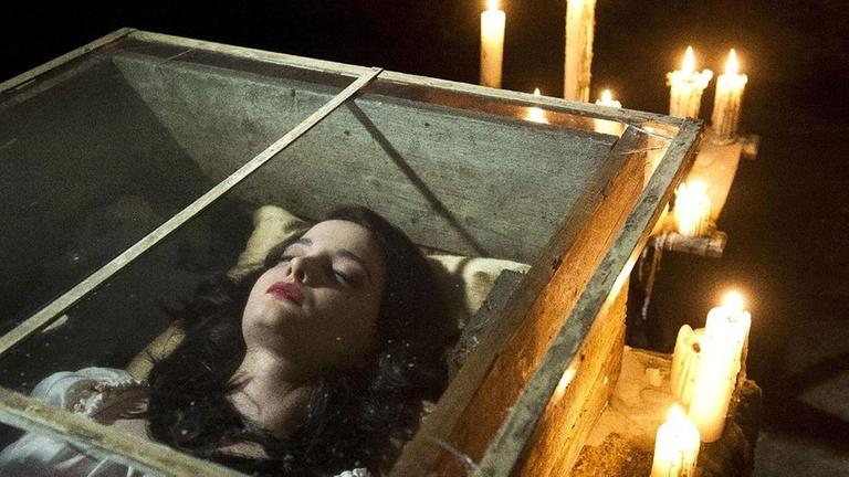 Lebloses Schneewittchen (Gloria Endres de Oliveira) im Sarg